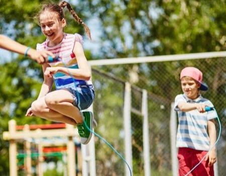 kids playing jump rope